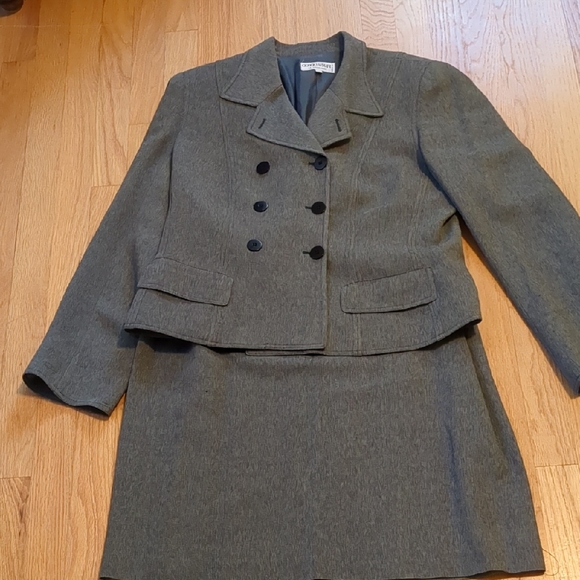 Giorgio Armani 1990s skirt set. Size 14 runs small? - Picture 1 of 4